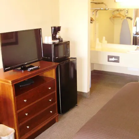 Trade Winds Central Inn